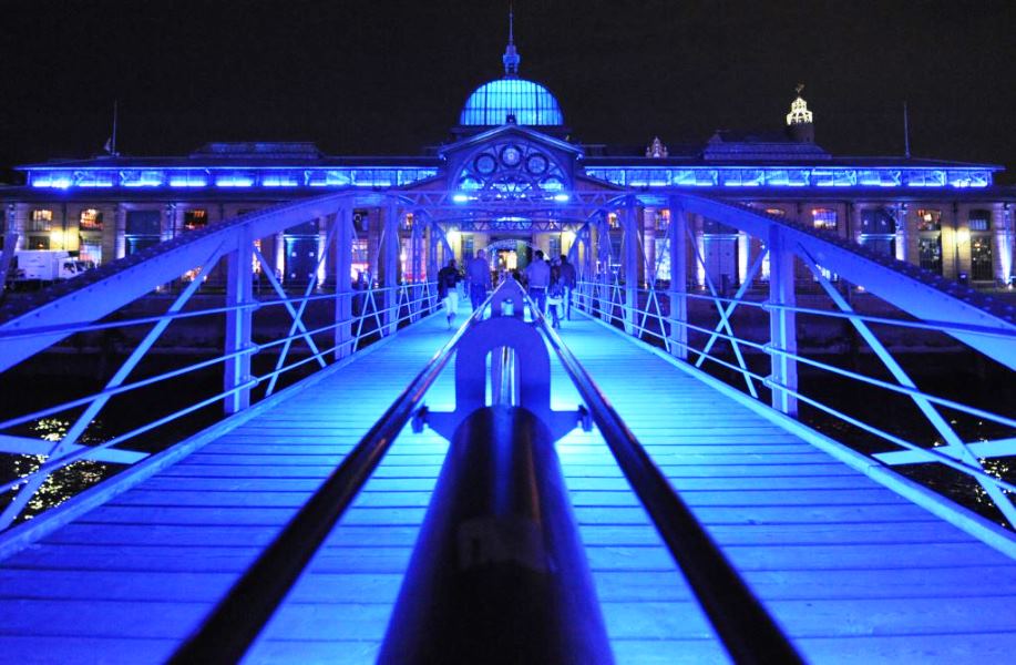 - aa fischauktionshalle - BLUE PORT 2022 – Der Hamburger Hafen in blau große silvester-feier - aa fischauktionshalle - Große Silvester-Feier