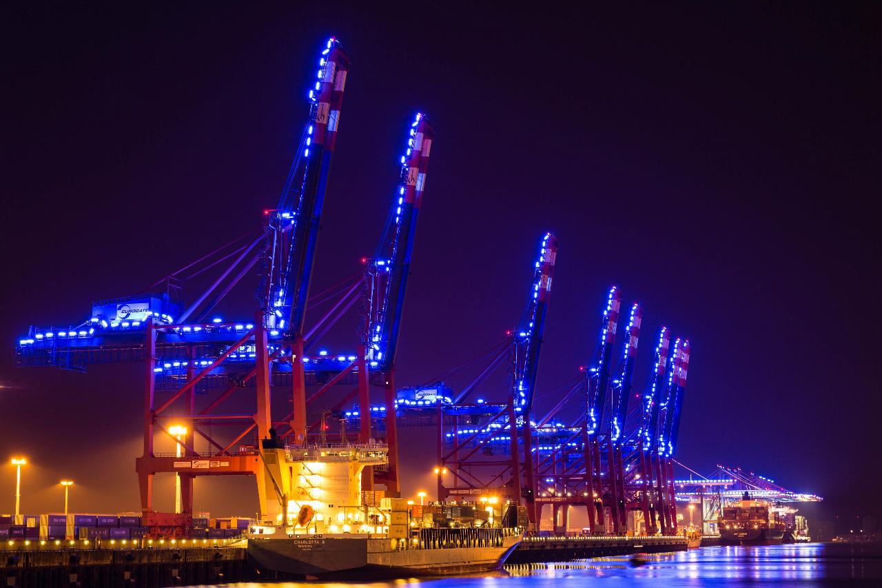- blue port einleuchten 10 300 dpi - BLUE PORT 2022 – Der Hamburger Hafen in blau große silvester-feier - blue port einleuchten 10 300 dpi - Große Silvester-Feier